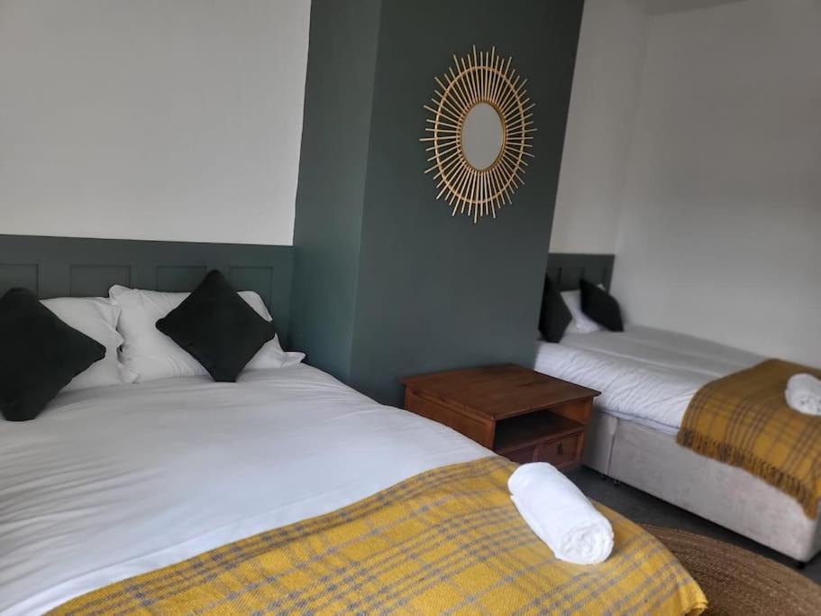 Nice 2 Bedroom Huddersfield Ngoại thất bức ảnh